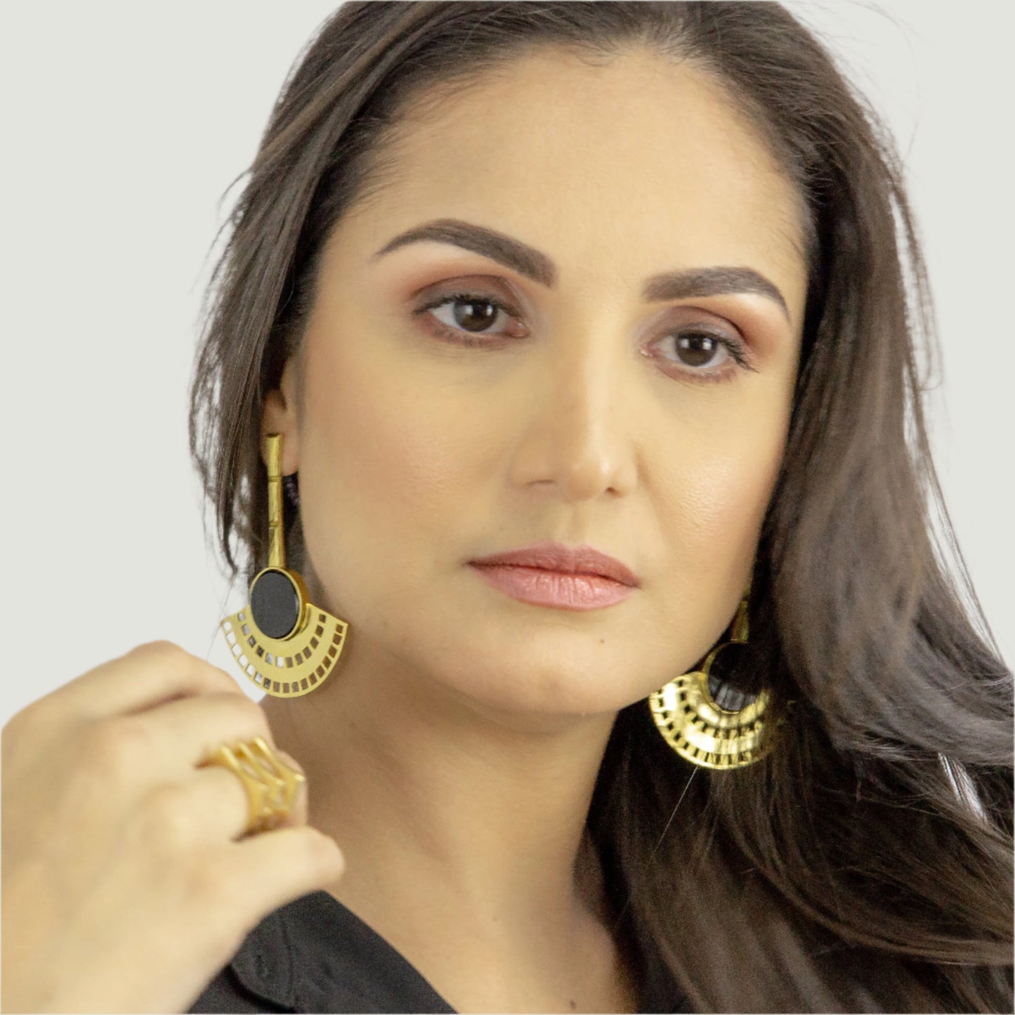 Gold plated in brass with onix earring