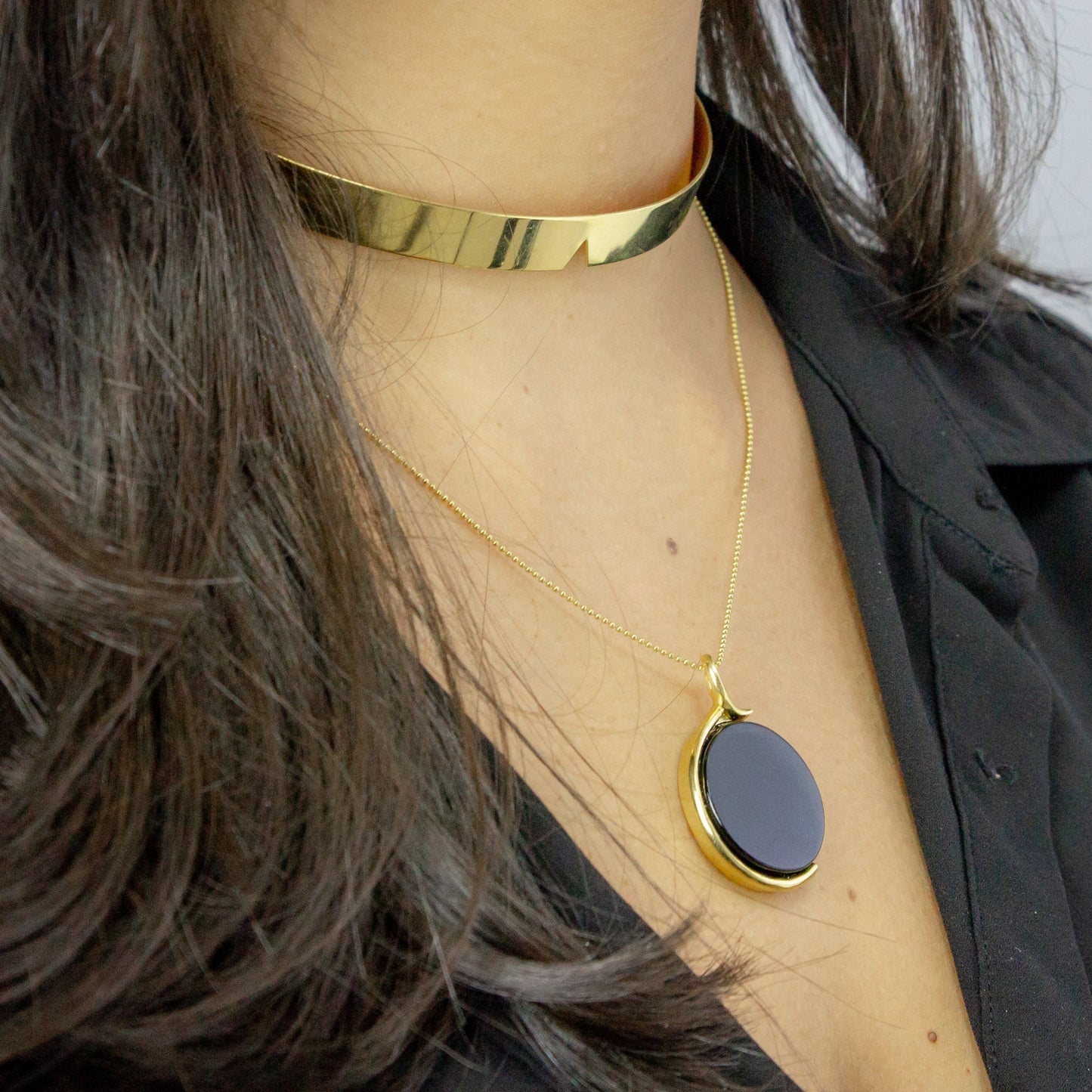 Gold plated in brass with onix necklace