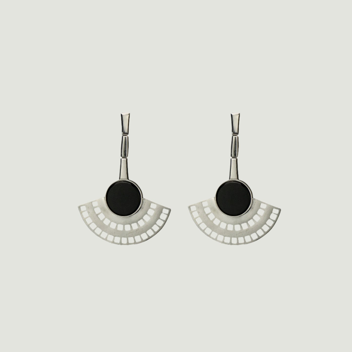 Rhodium plated in brass with onix earrings