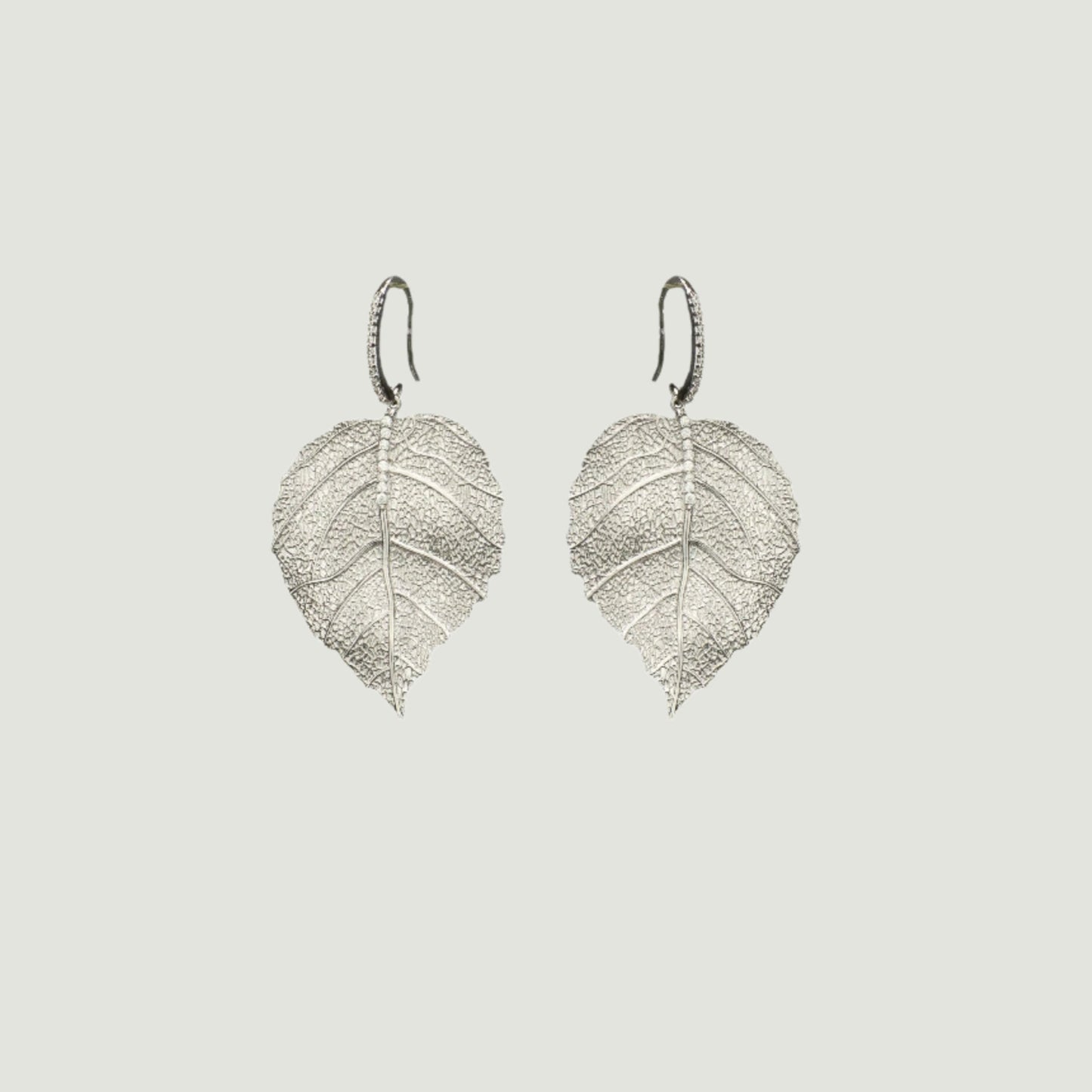 Rhodium plated in brass and zircons earrings