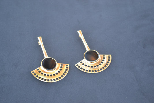 Gold plated in brass with onix earrings