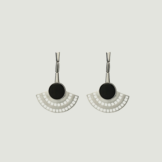 Rhodium plated in brass with onix earrings